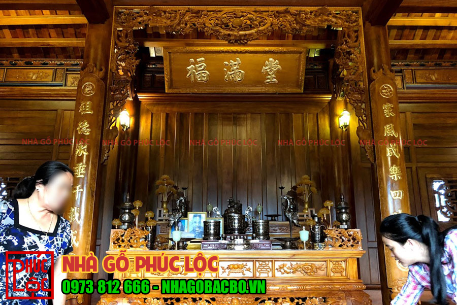 Bàn ban thờ được chọn làm từ gỗ mít, có nhiều nét chạm trổ tinh sảo