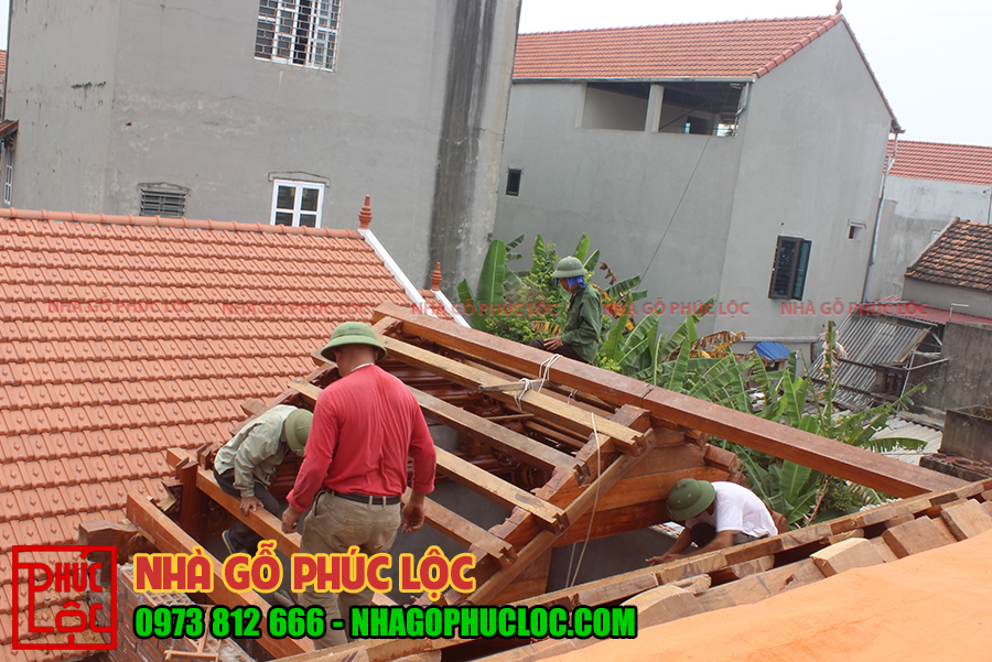 Hình ảnh người thợ lắp dựng phần mái của hậu cung nhà gỗ lim 3 gian